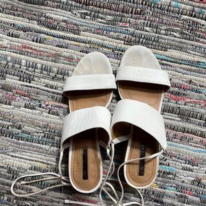 Tie-up Sandals w/ Heel